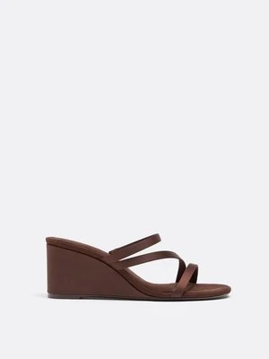 Stradivarius Sandały na koturnie  BRĄZOWY