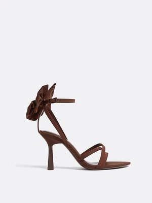 Stradivarius Sandały na obcasie z kokardą  BRĄZOWY