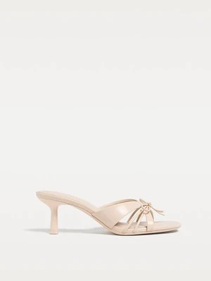 Stradivarius Sandały na obcasie z kokardą  Cielisty
