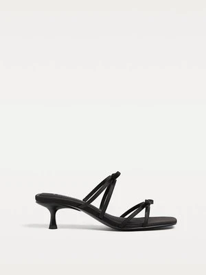 Stradivarius Sandały na obcasie z kokardą  Czarny