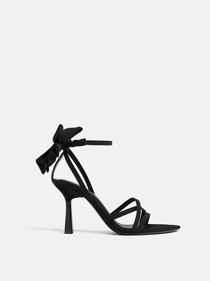 Stradivarius Sandały na obcasie z kokardą  Czarny