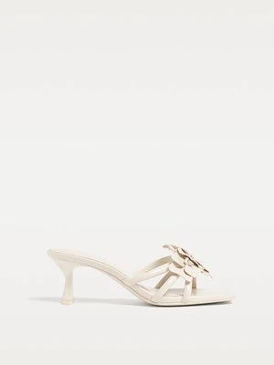 Stradivarius Sandały na obcasie z kwiatami  ECRU