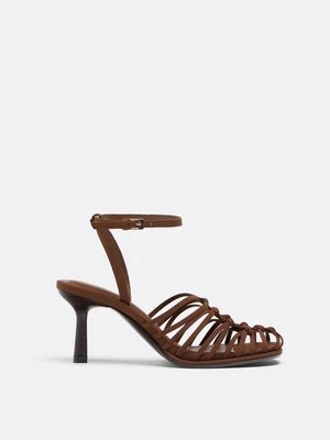 Stradivarius Sandały rzymianki na szpilce  BRĄZOWY