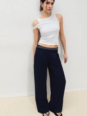 Stradivarius Satynowe spodnie z zakładkami i łańcuszkowym paskiem  Morski