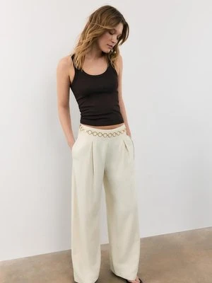 Stradivarius Satynowe spodnie z zaszewkami i łańcuchem  Ecru