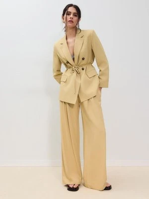 Stradivarius Satynowe spodnie z zaszewkami i łańcuchem  Żółty pastelowy