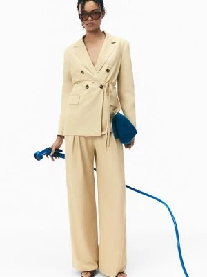 Stradivarius Satynowe spodnie z zaszewkami i łańcuchem  Żółty pastelowy