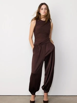 Stradivarius Satynowy kombinezon z dekoltem halter  Brązowy