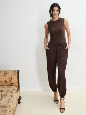 Stradivarius Satynowy kombinezon z dekoltem halter  Brązowy