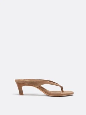 Stradivarius Skórzane sandały na obcasie typu thong  BEŻOWY