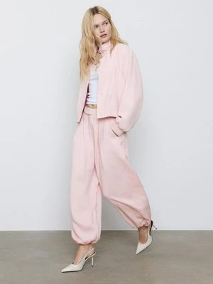 Stradivarius Spodnie alladynki z zakładkami i klamrą  Pastelowy róż