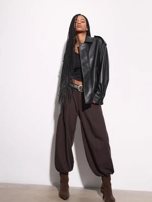 Stradivarius Spodnie baggy z zakładką  Brązowy