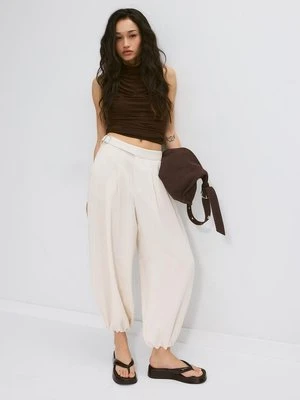 Stradivarius Spodnie balloon fit z klamrą  Ecru