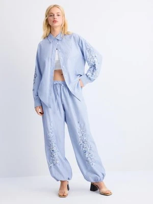 Stradivarius Spodnie balloon haftowane  Błękitny