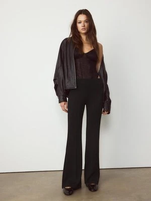 Stradivarius Spodnie dzwony z przeszyciami i miękkie w dotyku  Czarny