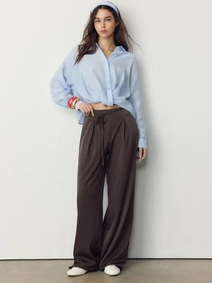 Stradivarius Spodnie fluid z efektem marszczenia i wiązaniem  Brązowy