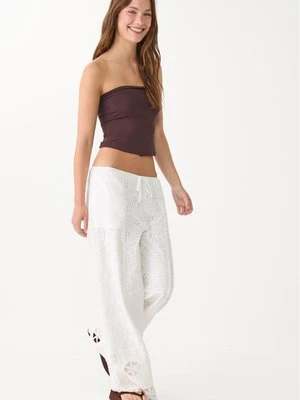 Stradivarius Spodnie haftowane patchwork  Biały