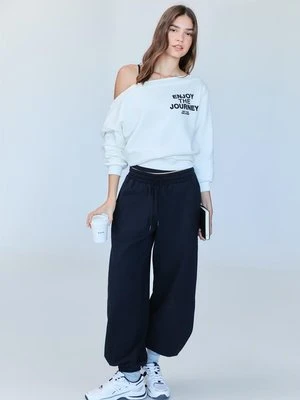 Stradivarius Spodnie jogger balloon z froty  Czarny