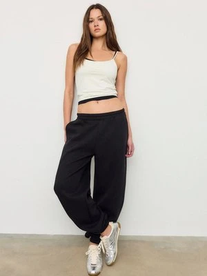 Stradivarius Spodnie jogger boyfriend  Czarny