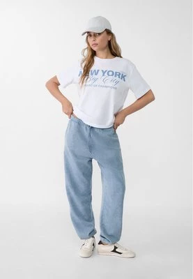 Stradivarius Spodnie jogger boyfriend z efektem sprania  Błękitny