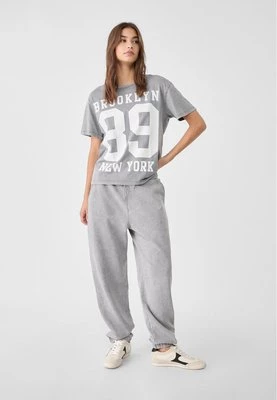 Stradivarius Spodnie jogger boyfriend z efektem sprania  Ciemnoszary