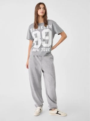 Stradivarius Spodnie jogger boyfriend z efektem sprania  Ciemnoszary