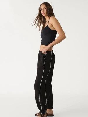Stradivarius Spodnie jogger z lamówką  Czarny