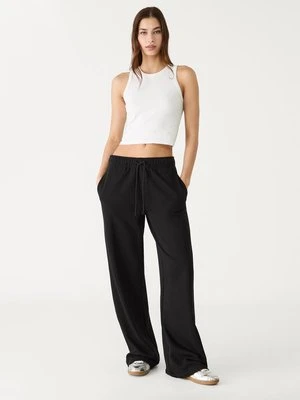 Stradivarius Spodnie jogger z szerokimi nogawkami  Czarny