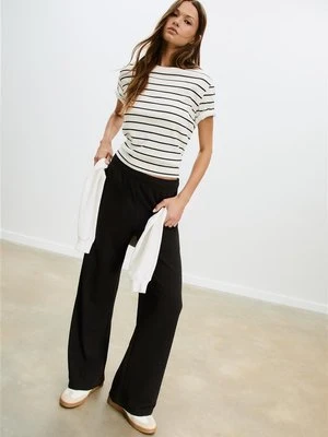 Stradivarius Spodnie jogger z szerokimi nogawkami  Czarny