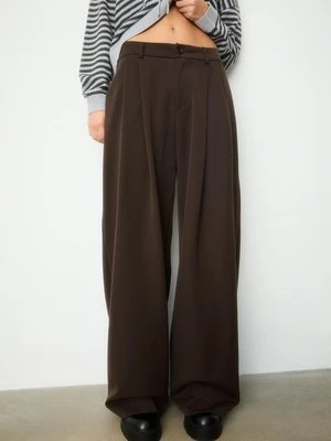 Stradivarius Spodnie wizytowe z szerokimi nogawkami i zaszewkami  Brązowy