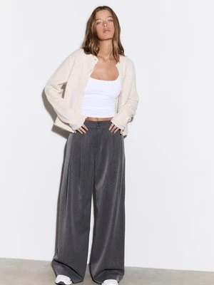 Stradivarius Spodnie wizytowe z szerokimi nogawkami i zaszewkami  Ciemnoszary