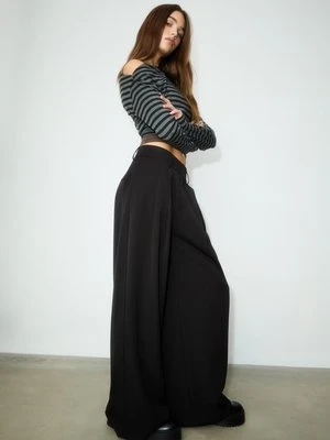 Stradivarius Spodnie wizytowe z szerokimi nogawkami i zaszewkami  Czarny