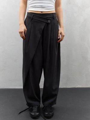 Stradivarius Spodnie wizytowe z zakładanym pasem  Czarny