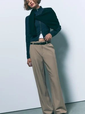 Stradivarius Spodnie z paskiem o luźnym kroju z prostymi nogawkami  Brązowy