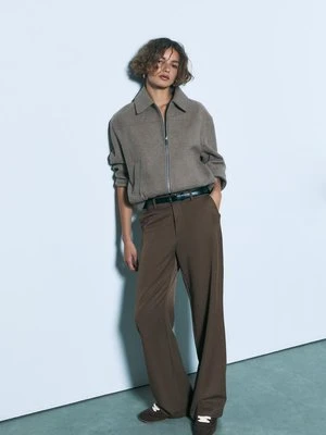 Stradivarius Spodnie z paskiem o luźnym kroju z prostymi nogawkami  Brązowy