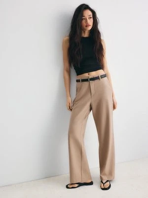 Stradivarius Spodnie z paskiem o luźnym kroju z prostymi nogawkami  Brązowy