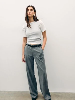 Stradivarius Spodnie z paskiem o luźnym kroju z prostymi nogawkami  Ciemnoszary