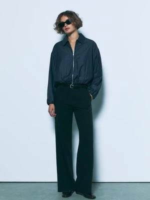 Stradivarius Spodnie z paskiem o luźnym kroju z prostymi nogawkami  Czarny