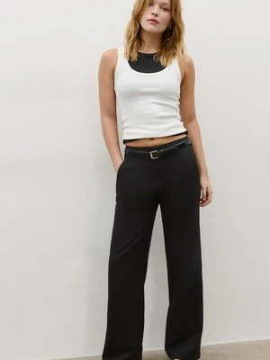 Stradivarius Spodnie z paskiem o luźnym kroju z prostymi nogawkami  Czarny