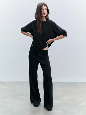 Stradivarius Spodnie z szerokimi nogawkami z przeszyciami i miękkie w dotyku  Czarny