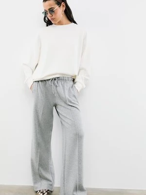 Stradivarius Spodnie z szerokimi nogawkami z przeszyciami i miękkie w dotyku  Popielaty