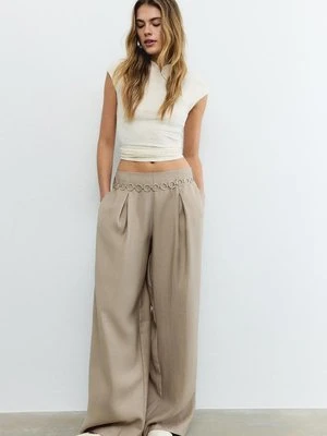 Stradivarius Spodnie z zakładkami i łańcuszkiem tencel  Brązowy