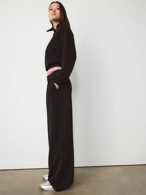 Stradivarius Spodnie z zaszewkami, miękkie w dotyku  Czarny