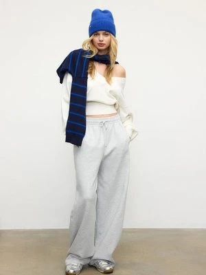 Stradivarius Sweter z dekoltem w serek i nietoperzowym rękawem  Ecru