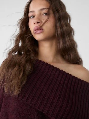 Stradivarius Sweter z dzianiny z odkrytymi ramionami  Wiśniowy