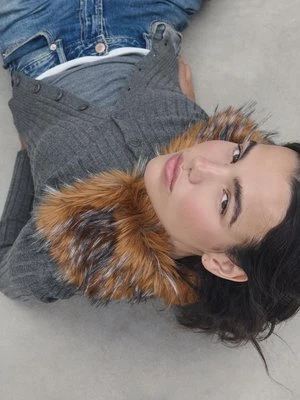 Stradivarius Sweter z kołnierzem ze sztucznego futra  Ciemnoszary