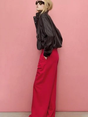 Stradivarius Szerokie spodnie z metalowym elementem  Ciemnoczerwony