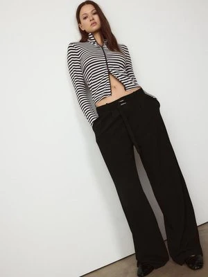 Stradivarius Szerokie spodnie z metalowym elementem  Czarny