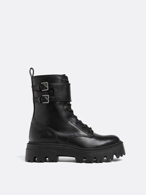 Stradivarius Sznurowane botki na płaskiej podeszwie z klamrami  Czarny