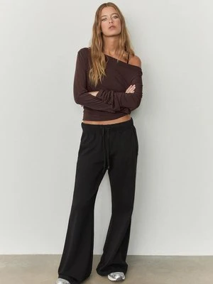 Stradivarius T-shirt z asymetrycznym dekoltem  Brązowy